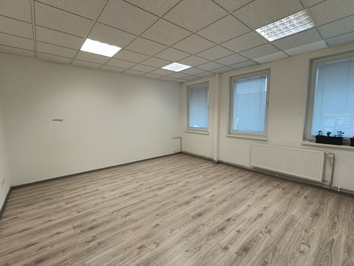 MAXFIN REAL - 25m2 kancelária s parkovaním na Chrenovej — foto 2