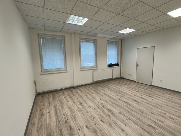 MAXFIN REAL - 25m2 kancelária s parkovaním na Chrenovej