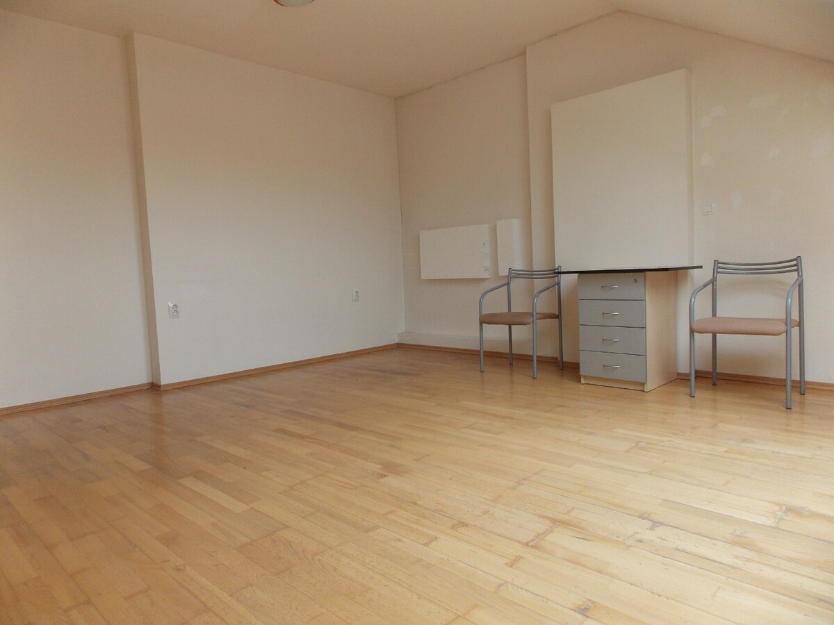 Podkrovná kancelária s vaňou na Farskej ulici — foto 3