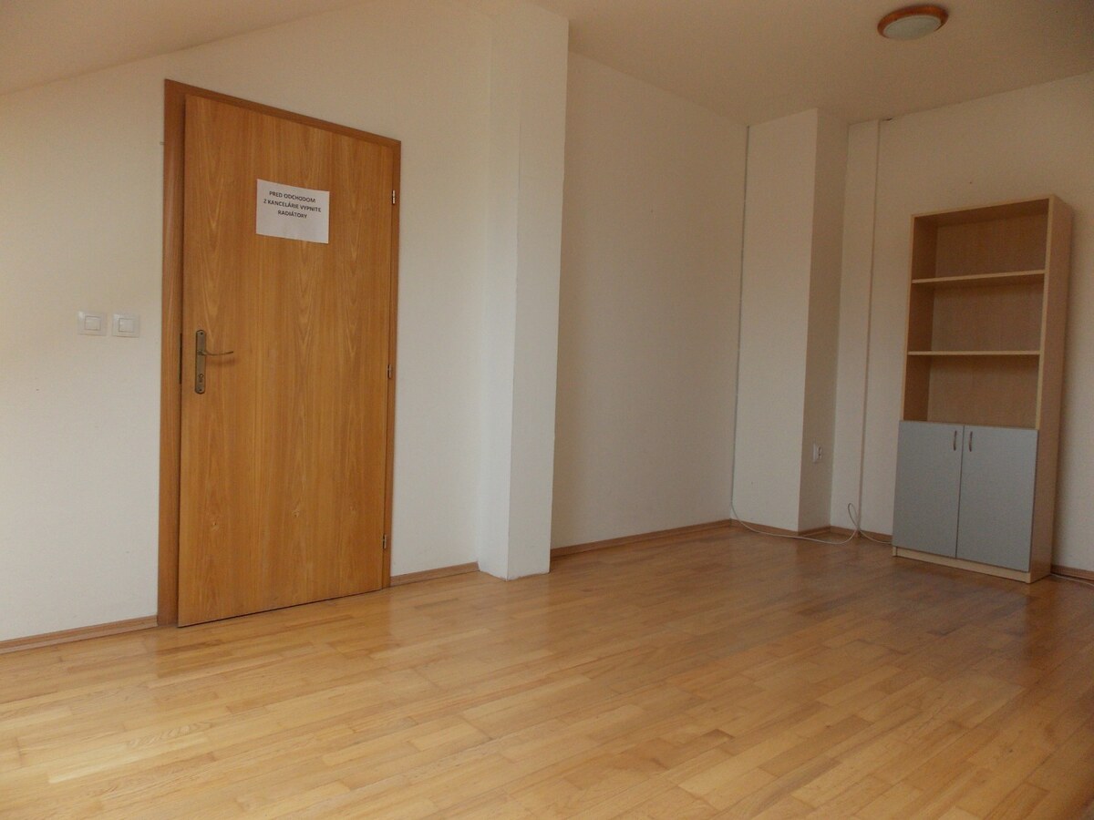 Podkrovná kancelária s vaňou na Farskej ulici — foto 6