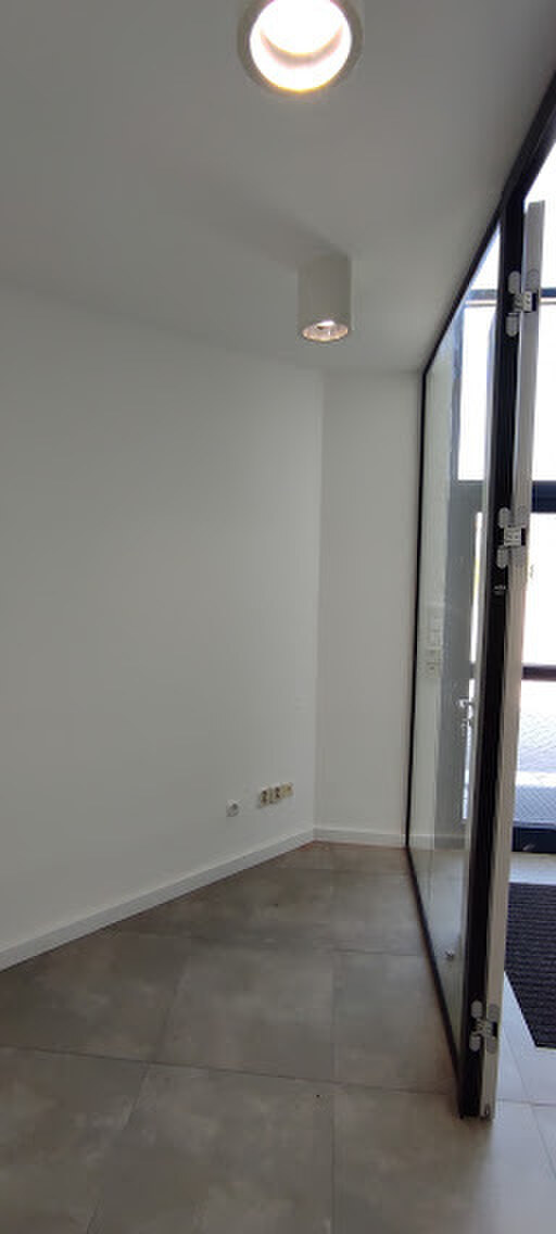 Malá kancelária s parkovaním — foto 3