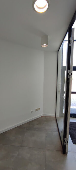 Malá kancelária s parkovaním — foto 3