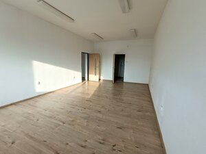 Kancelárie  v polyfunkčnej budove s parkovaním — foto 1