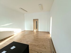 Kancelárie  v polyfunkčnej budove s parkovaním — foto 4