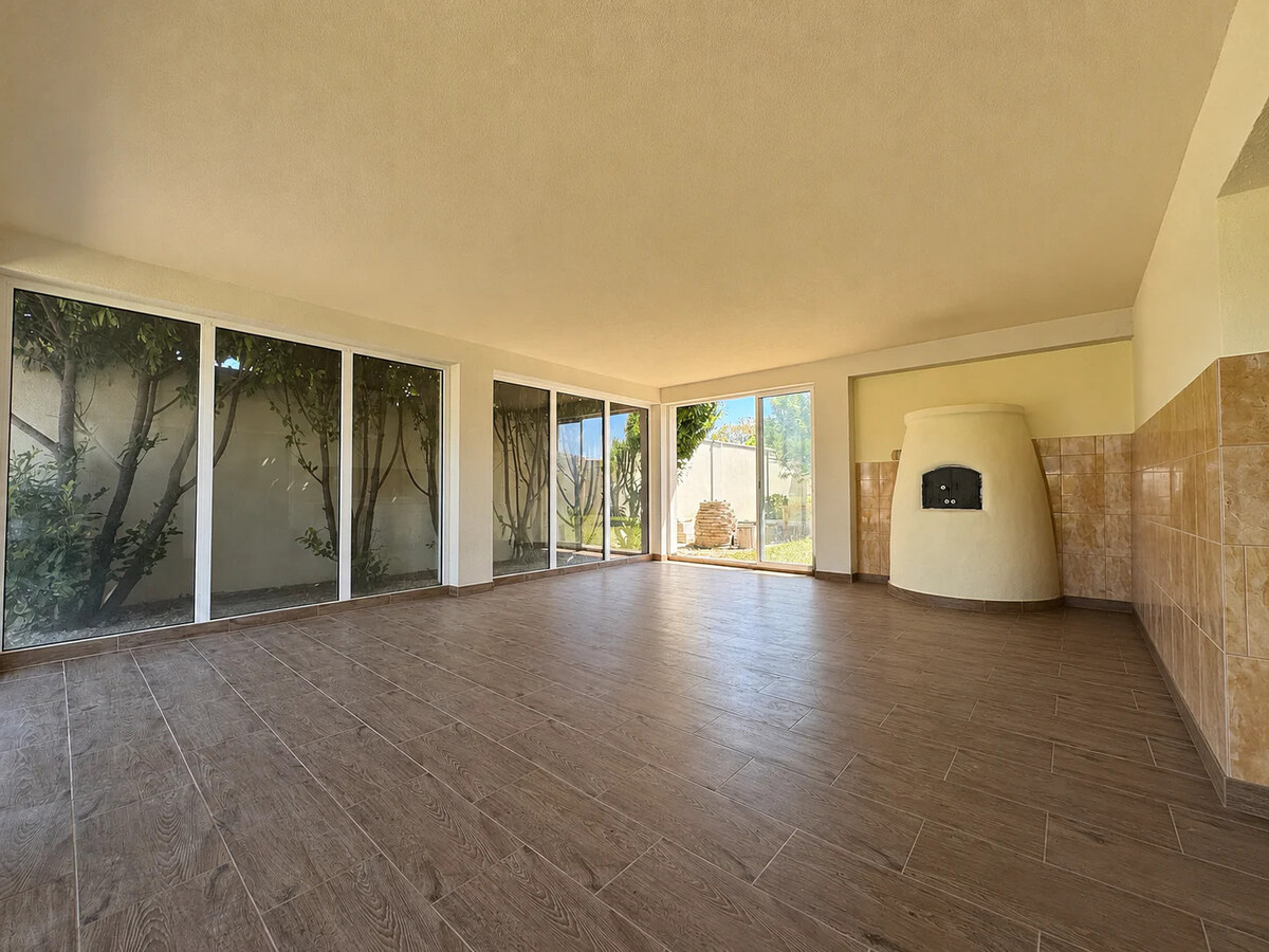 Reprezentatívne rodinné sídlo s bazénom a takmer 2000m2 - Tôň — foto 4