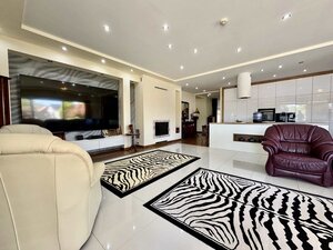 Reprezentatívne rodinné sídlo s bazénom a takmer 2000m2 - Tôň — foto 15