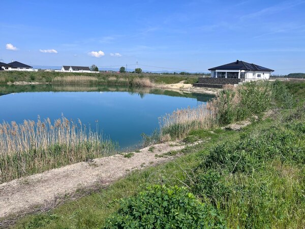 Stavebný pozemok pri jazere – HRUBÁ BORŠA, okr. SENEC