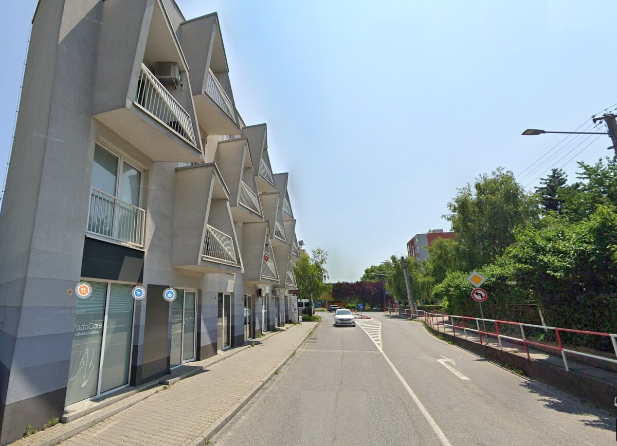 NA PREDAJ Obchodný priestor 32,50 m² v centre Senca – Moyzesova ulica