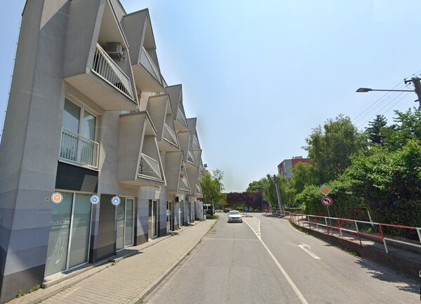 NA PREDAJ Obchodný priestor 32,50 m² v centre Senca – Moyzesova ulica