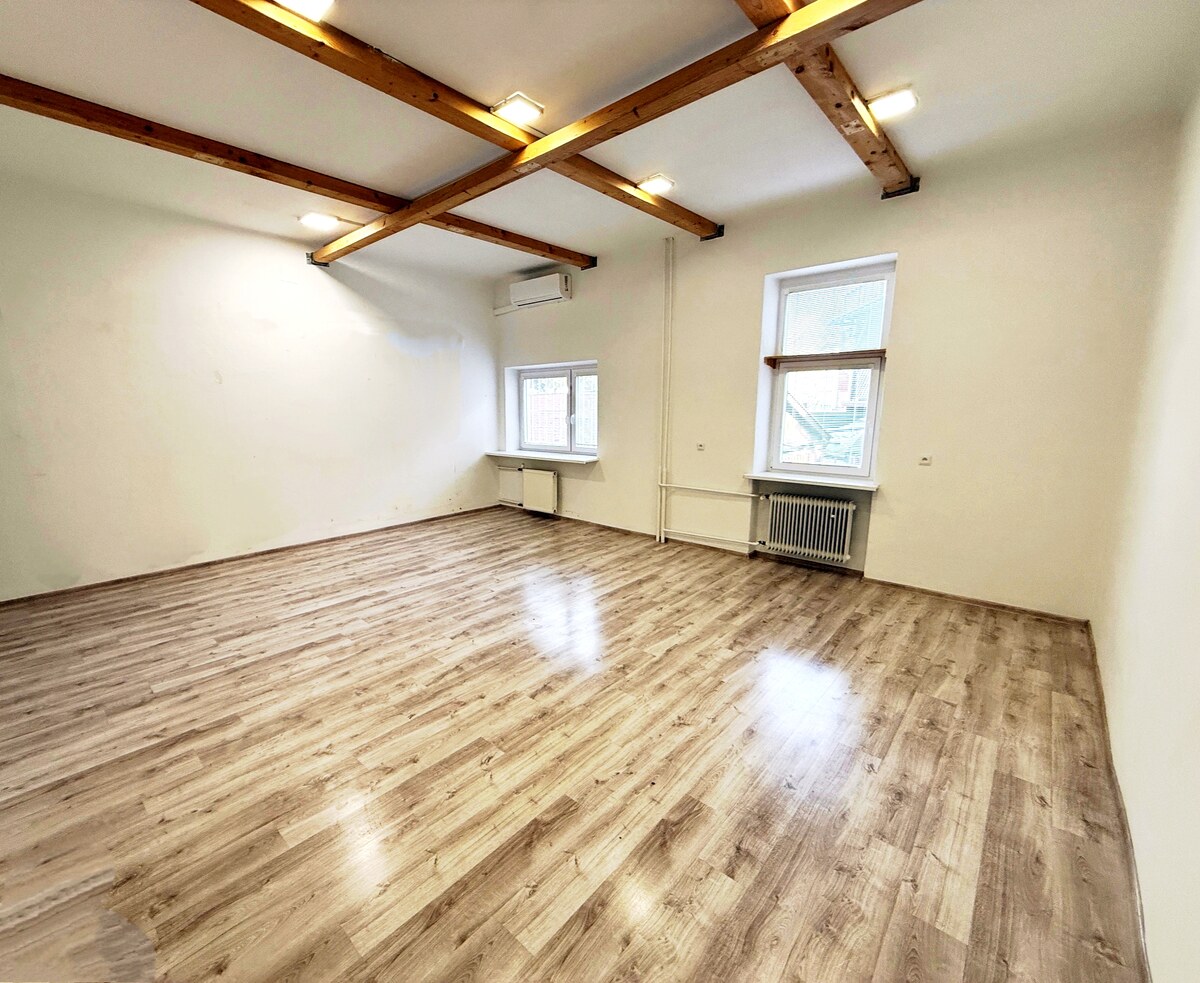 PRENÁJOM PRIESTOROV V PRIEVIDZI – 7 €/m² VRÁTANE ENERGIÍ!