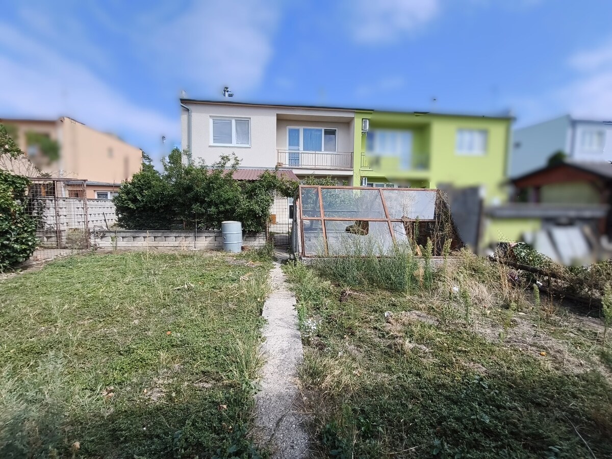 Na predaj priestranný rodinný dom s garážou v obci Brodské — foto 30