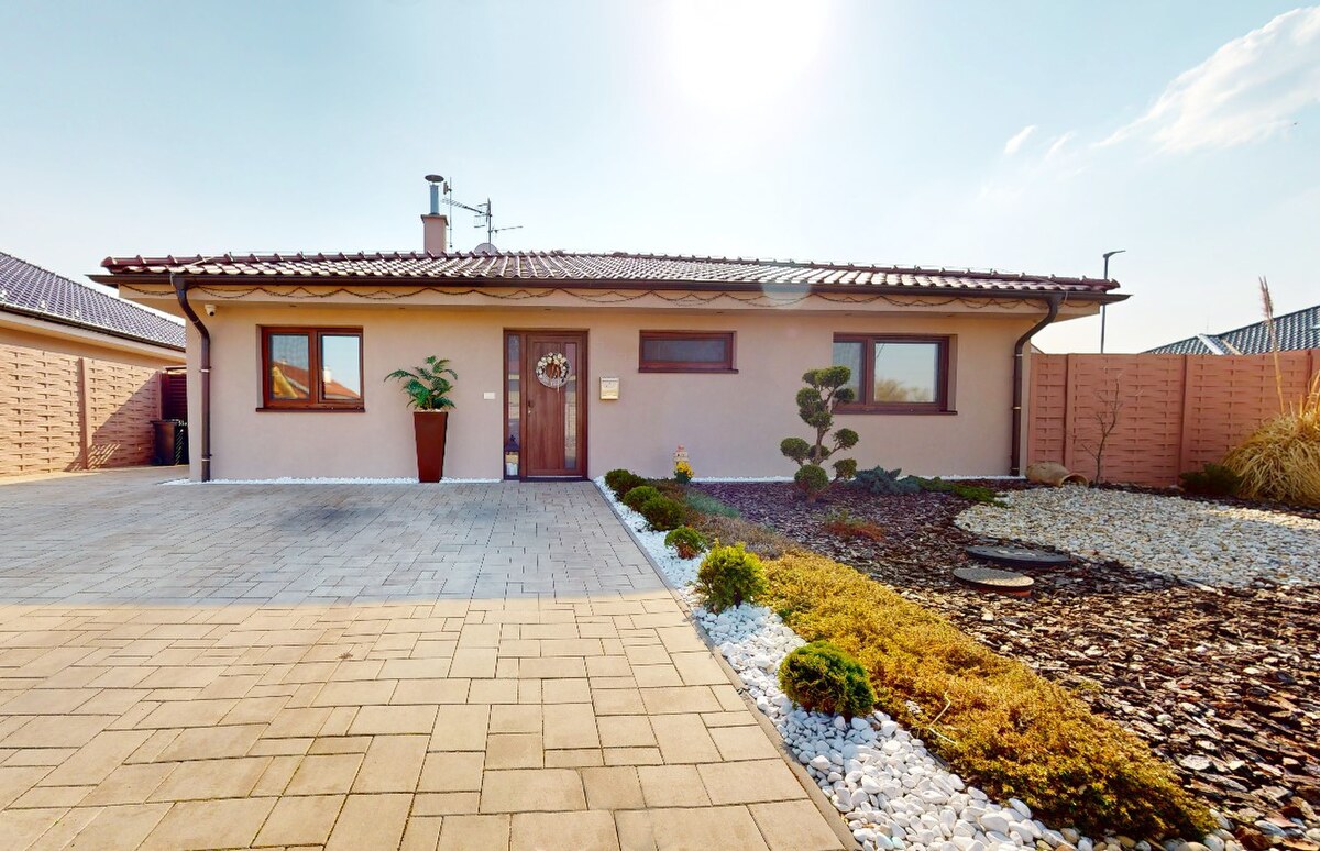 Moderný 4-izbový „EKO-KERAMICKÝ“ bungalov s bazénom v Holíči