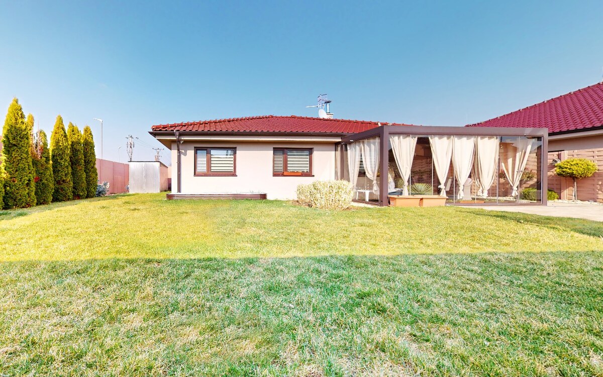 Moderný 4-izbový „EKO-KERAMICKÝ“ bungalov s bazénom v Holíči — foto 3