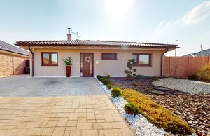 Moderný 4-izbový „EKO-KERAMICKÝ“ bungalov s bazénom v Holíči — foto 1