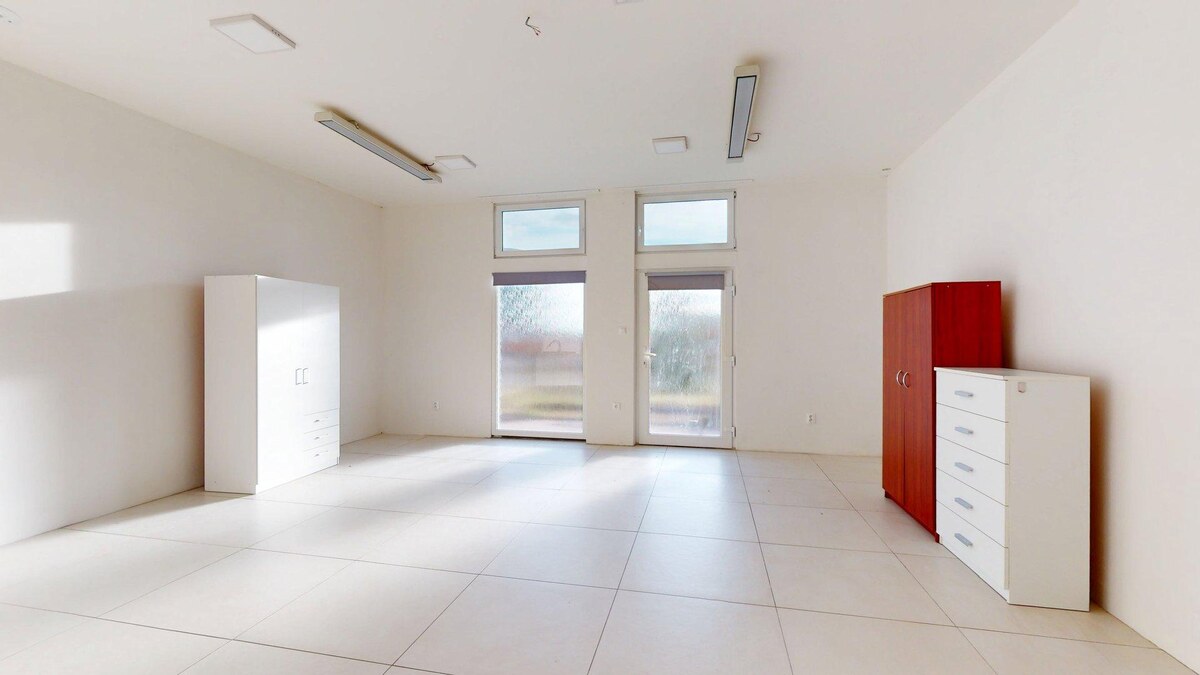 Na predaj podnikateľský priestor neďaleko centra  mesta Holíč — foto 4