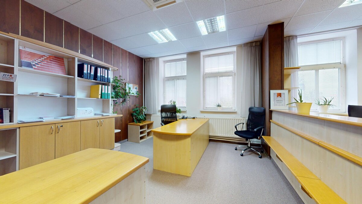Na predaj administratívna budova v centre mesta Holíč. — foto 12