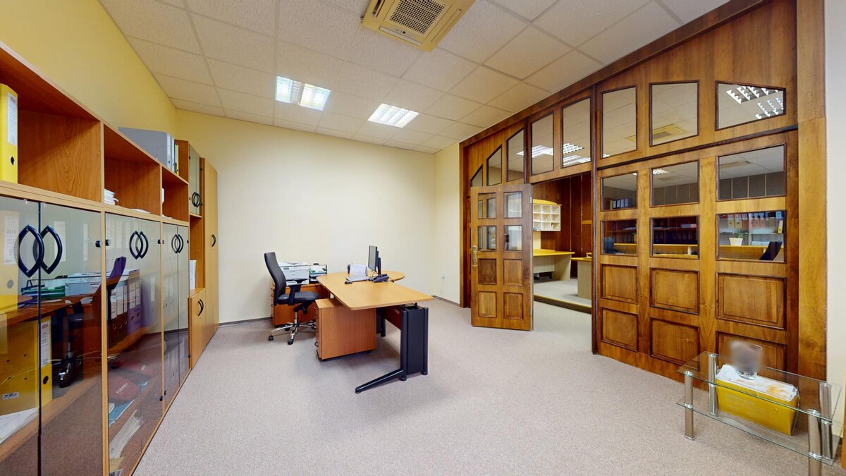 Na predaj administratívna budova v centre mesta Holíč. — foto 16