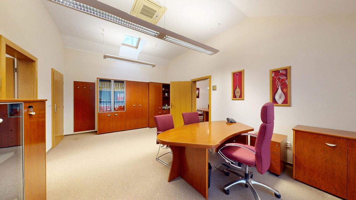 Na predaj administratívna budova v centre mesta Holíč. — foto 18