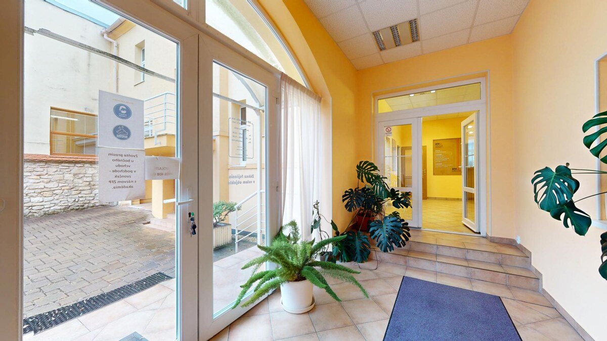 Na predaj administratívna budova v centre mesta Holíč. — foto 2