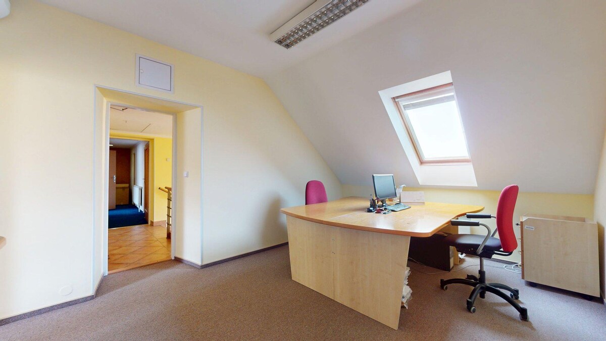 Na predaj administratívna budova v centre mesta Holíč. — foto 23