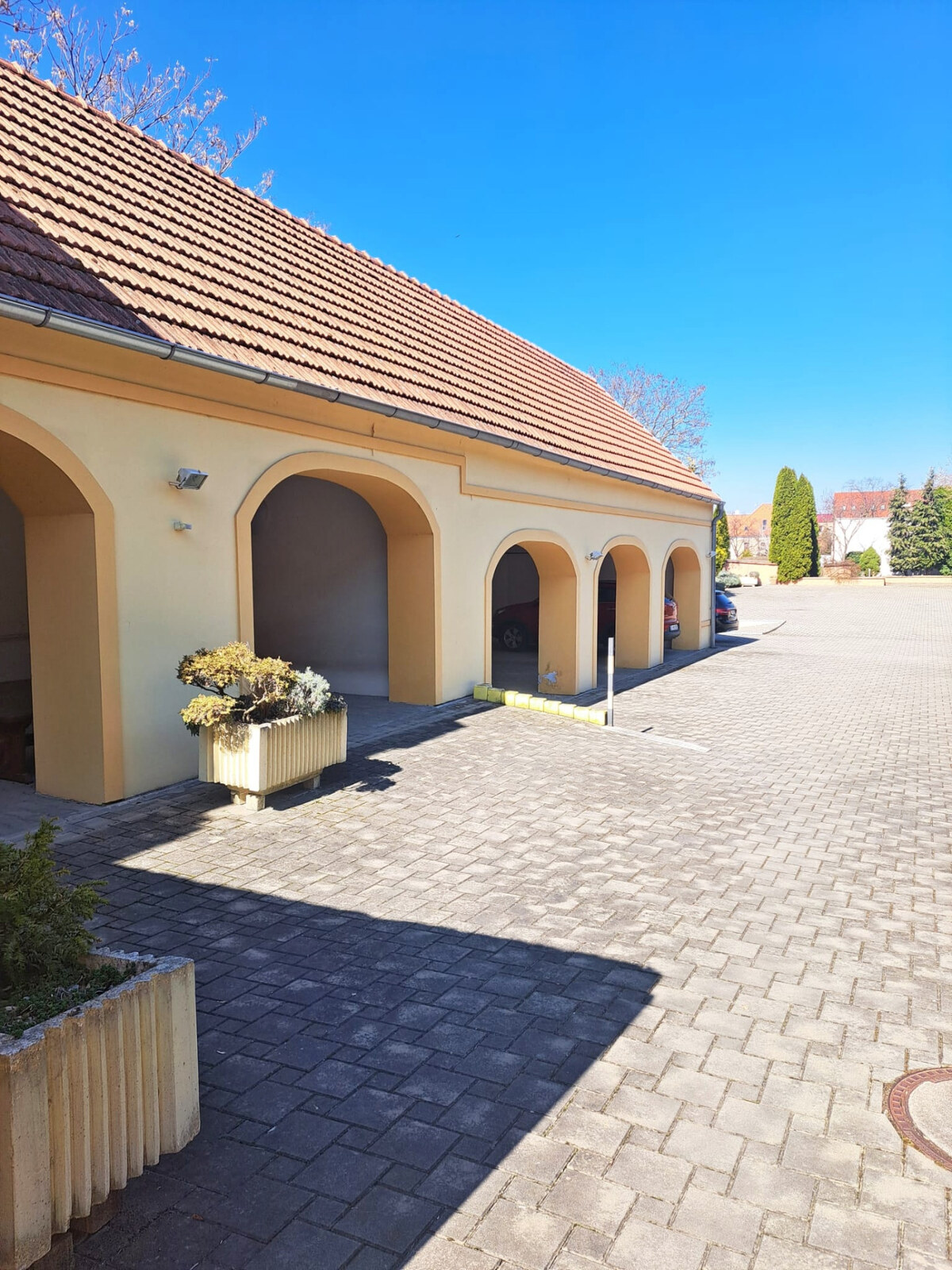 Na predaj administratívna budova v centre mesta Holíč. — foto 31
