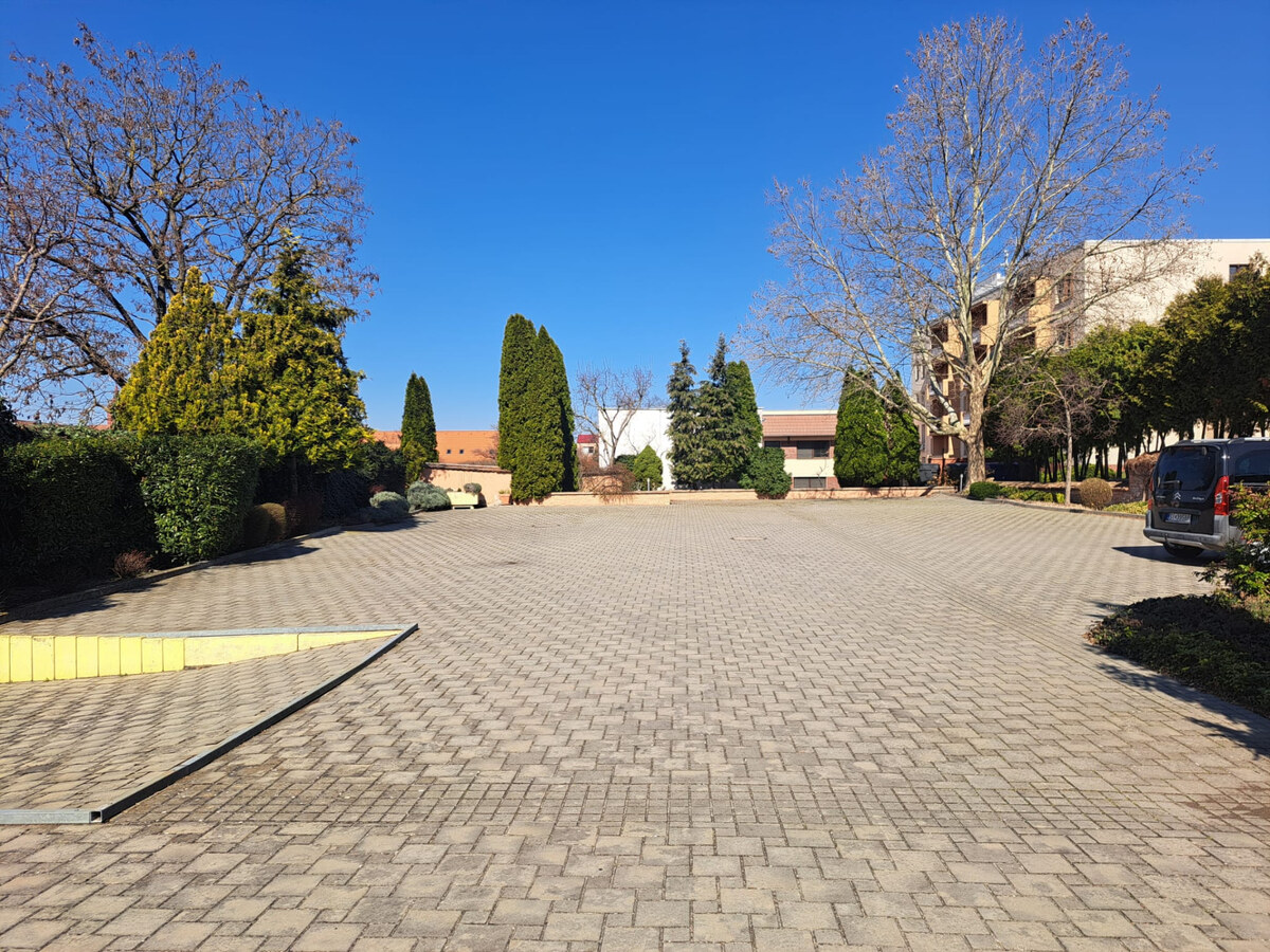 Na predaj administratívna budova v centre mesta Holíč. — foto 32