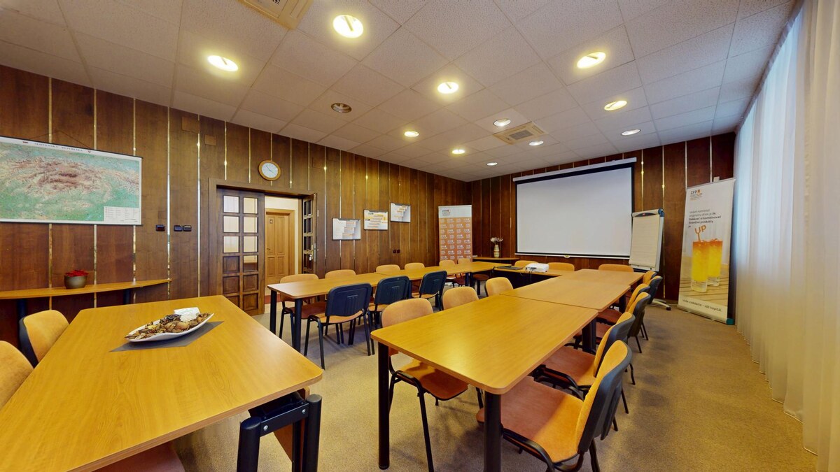 Na predaj administratívna budova v centre mesta Holíč. — foto 9