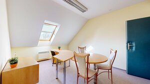 Na predaj administratívna budova v centre mesta Holíč. — foto 22