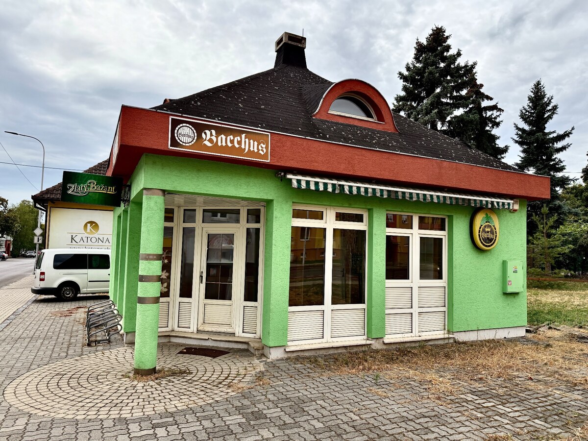 Budova obchodu a služieb v centre Nových Zámkov
