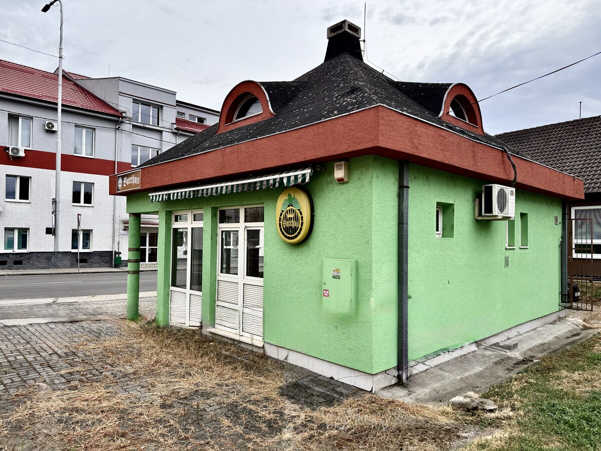 Budova obchodu a služieb v centre Nových Zámkov — foto 2