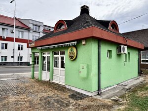 Budova obchodu a služieb v centre Nových Zámkov — foto 2