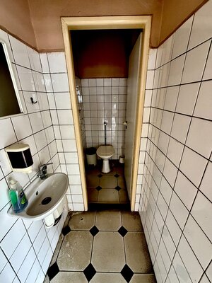 Budova obchodu a služieb v centre Nových Zámkov — foto 8