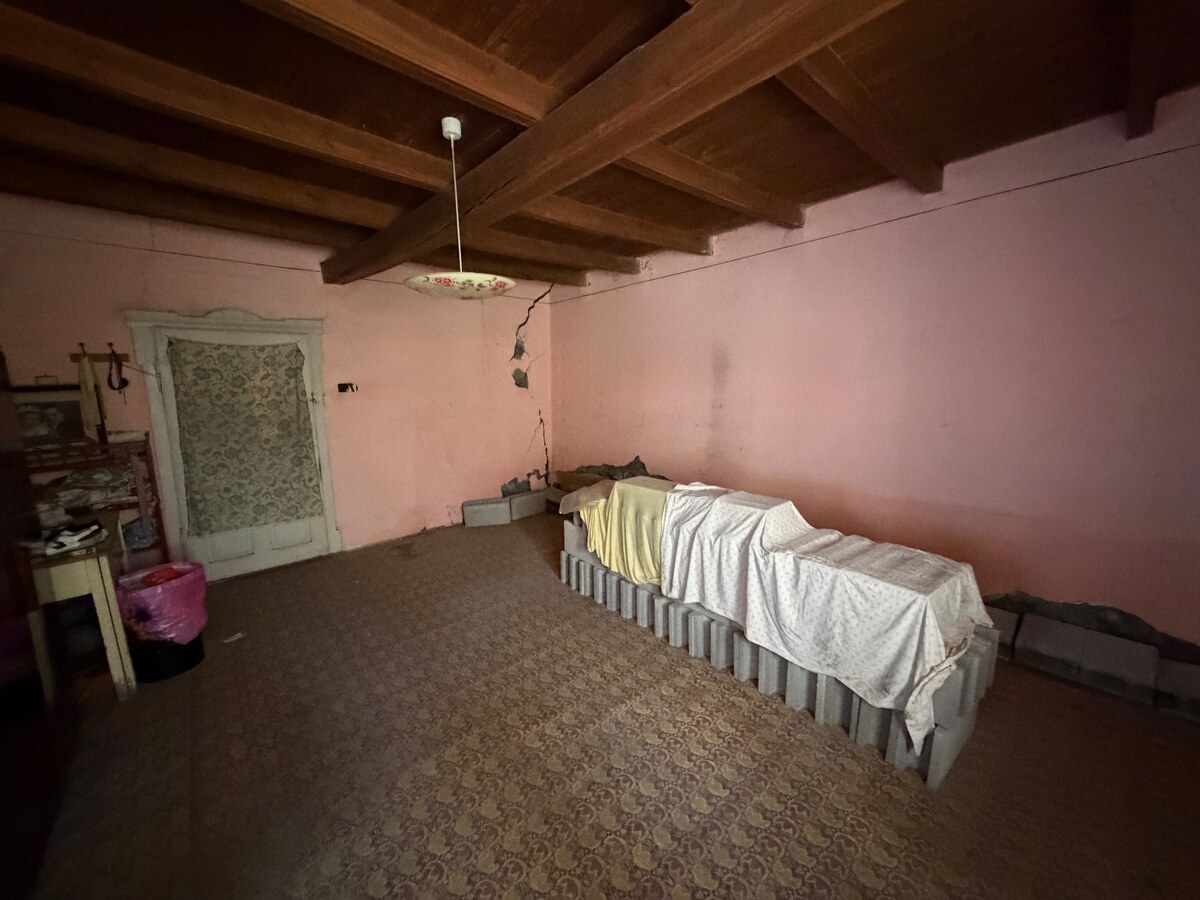 Rodinný dom s veľkým pozemkom v meste Nesvady — foto 10