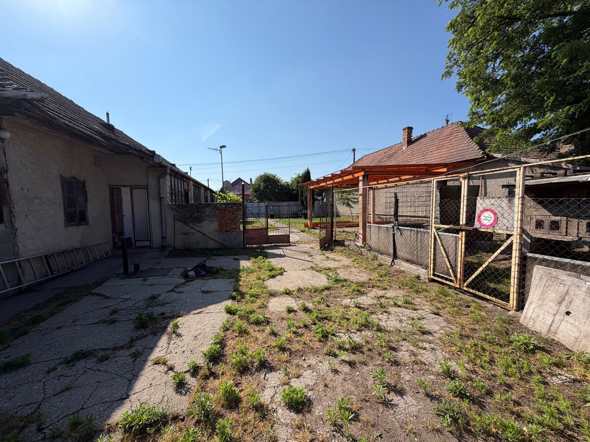 Rodinný dom s veľkým pozemkom v meste Nesvady — foto 6