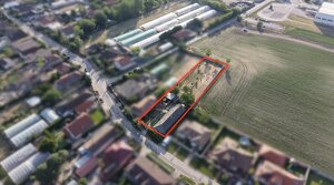 Rodinný dom s veľkým pozemkom v meste Nesvady — foto 1