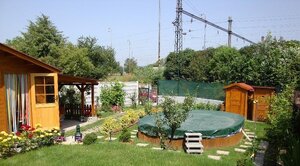 Rekreačná záhrada s bazénom a chatkou — foto 1