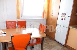 3 izbový byt Púchov Chmelinec na PREDAJ, výmera 60 m2 čiastočná rekonštrukcia — foto 1