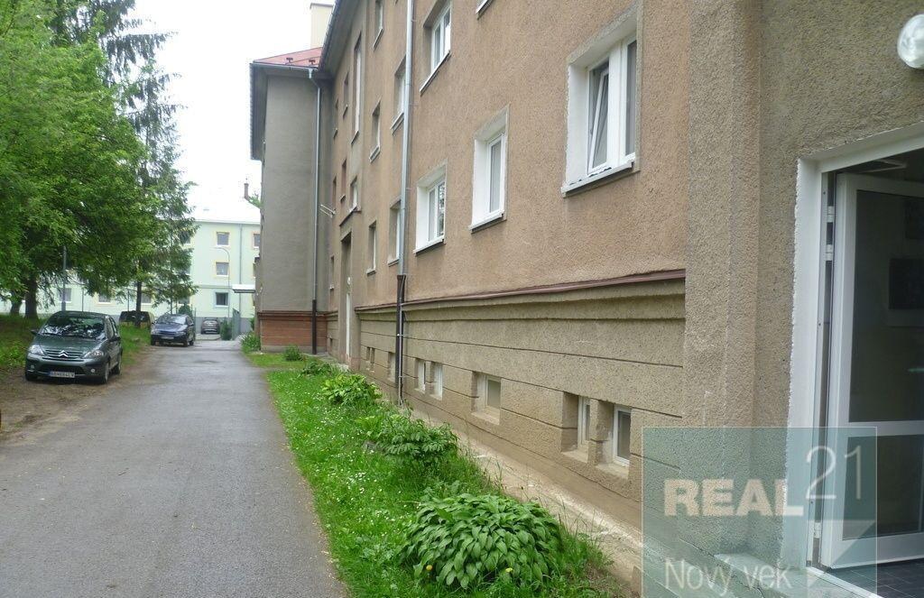 Na predaj 2 izbový byt v tichej lokalite blízko centra mesta — foto 2