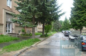 Na predaj 2 izbový byt v tichej lokalite blízko centra mesta — foto 1