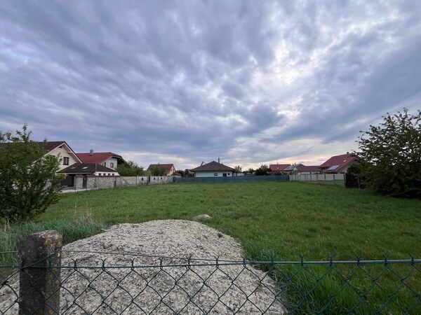 Dva Pozemky, Malé Košariská, Dun.Lužná 653 m2 a 724 m2 pri jazere