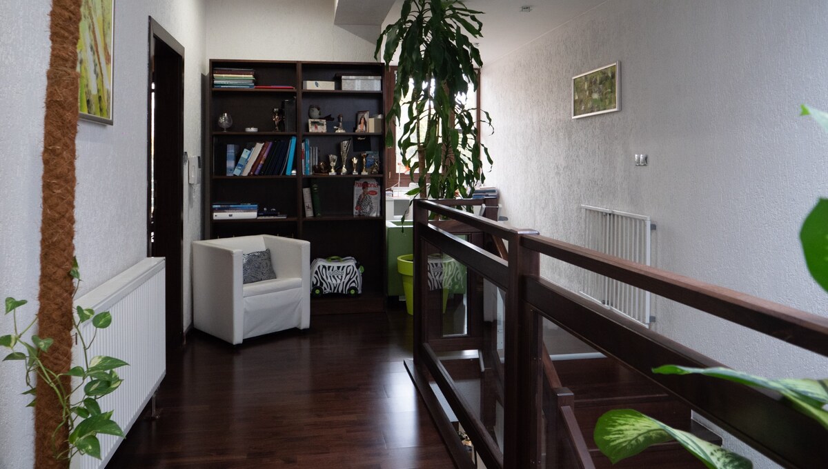 Dvojbytový rodinný dom s wellness, fitness a štyrmi garážami v centre — foto 11