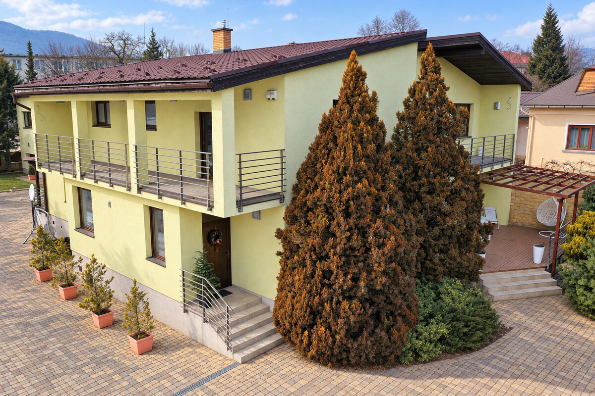 Dvojbytový rodinný dom s wellness, fitness a štyrmi garážami v centre — foto 14