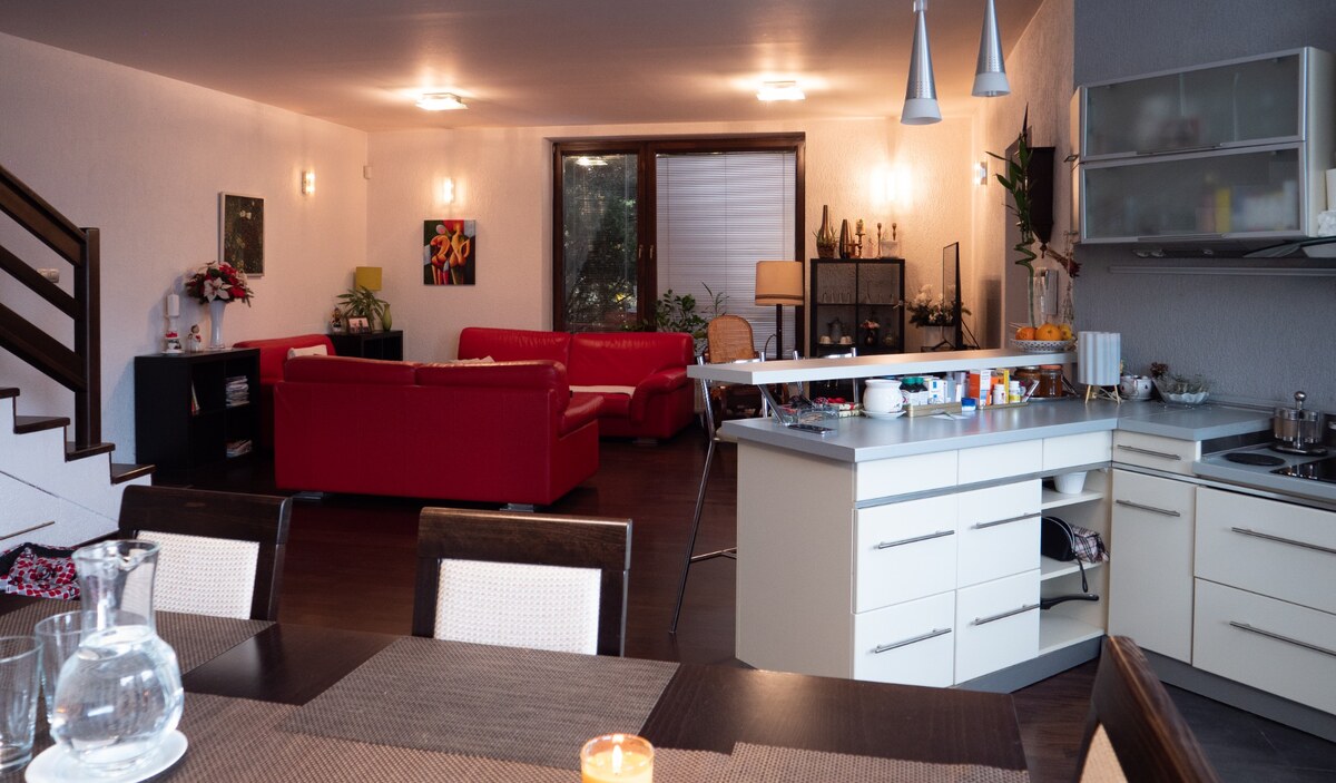 Dvojbytový rodinný dom s wellness, fitness a štyrmi garážami v centre — foto 3