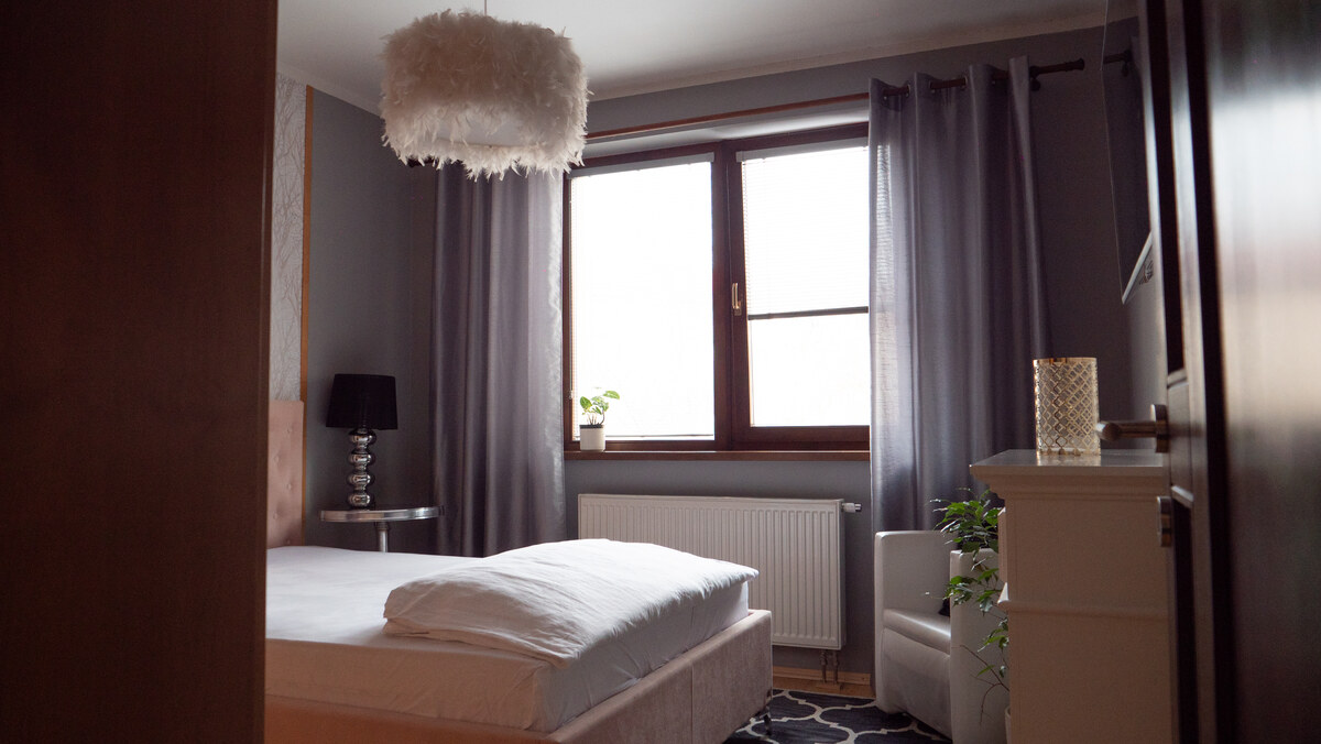 Dvojbytový rodinný dom s wellness, fitness a štyrmi garážami v centre — foto 8