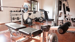 Dvojbytový rodinný dom s wellness, fitness a štyrmi garážami v centre — foto 6