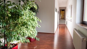 Dvojbytový rodinný dom s wellness, fitness a štyrmi garážami v centre — foto 7