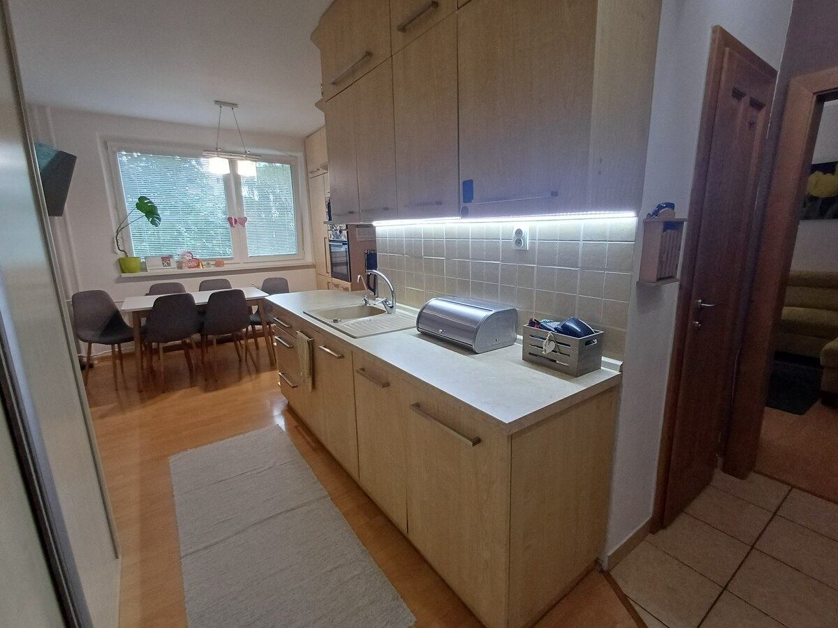 Pekný 4 izbový byt s balkónom 1 poschodie. — foto 2