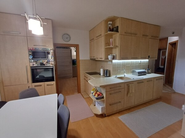 Pekný 4 izbový byt s balkónom 1 poschodie.