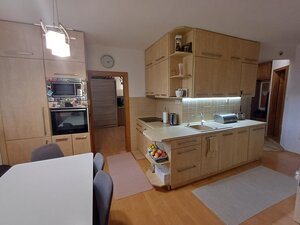 Pekný 4 izbový byt s balkónom 1 poschodie. — foto 1