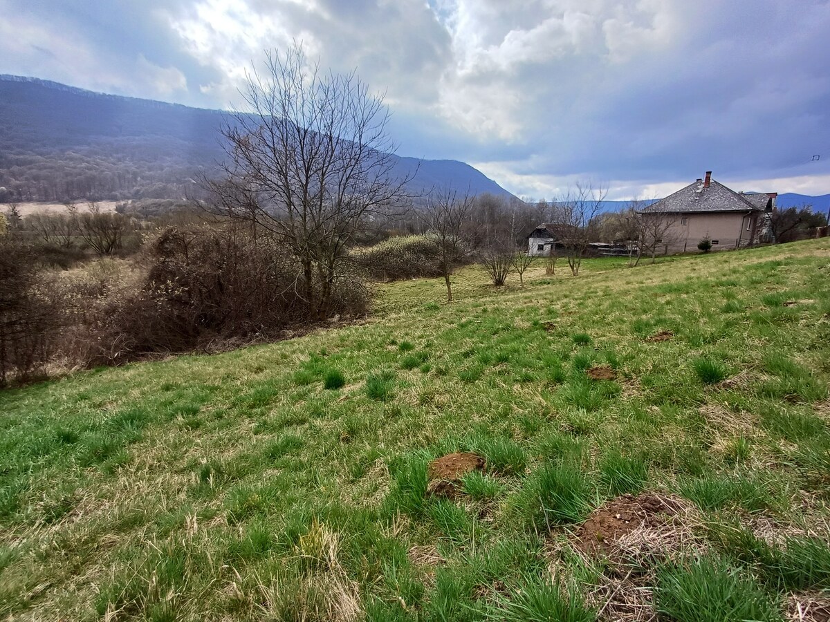 Slnečný pozemok v obci Jovice.